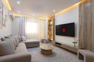 Premium 2BR - Sofa Bed - Near EDNC & AUC - Front Desk & Security 247 - 7