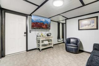 Cozy 1BR Retreat Sleeps 4 Near I-70 & DEN - 3