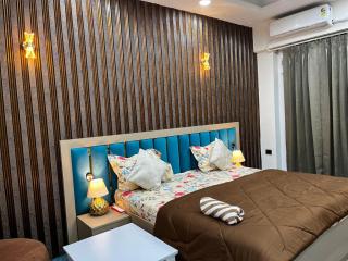 Cosmo Stays Premium Studio Near Gaur City Mall - 3