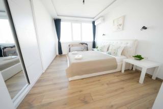 Sunny 2-bedroom apartment with sea view - 0