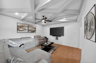 Spacious Houston Home with Pool, Hot Tub, Fast Wifi - 9