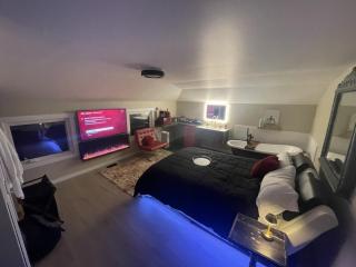 Sip and Soak, hotel-style room - 4