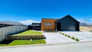 Taupo Premium Retreat - Private Spa & Ensuite - 5