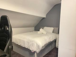 Spacious 4BR near Nec,Bhx, M6-M42 with Parking - 3