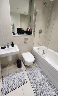 Modern 1BR - Stylish - Luxury Skyline Views - 3