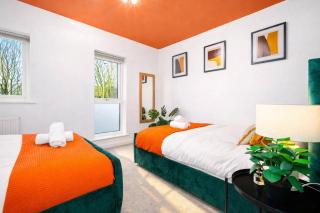 2 Bedroom House with 4 Beds, 3 Doubles & 1 Single - In Salford, 10 mins Uber from Manchester City Centre - Located in Salford close to Old Trafford, Manchester united, Trafford Park, Salford Quays & more! With Garden & Parking - By MAEVELA Manchester - 2