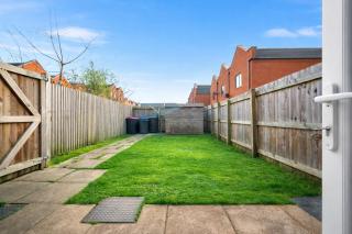 2 Bedroom House with 4 Beds, 3 Doubles & 1 Single - In Salford, 10 mins Uber from Manchester City Centre - Located in Salford close to Old Trafford, Manchester united, Trafford Park, Salford Quays & more! With Garden & Parking - By MAEVELA Manchester - 6