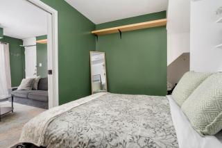 1BD in Liberty Village beside Lake - 3