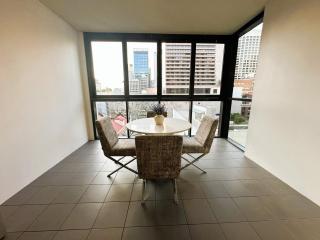 Modern CBD 2 Bedroom Apartment with Free Parking - 6