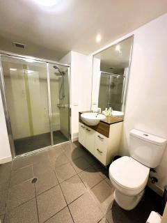 Modern CBD 2 Bedroom Apartment with Free Parking - 1