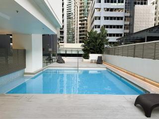 Modern CBD 2 Bedroom Apartment with Free Parking - 0
