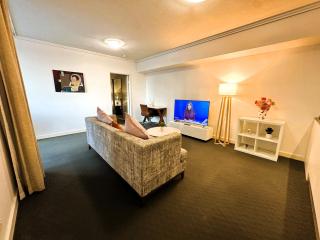 Modern CBD 2 Bedroom Apartment with Free Parking - 8