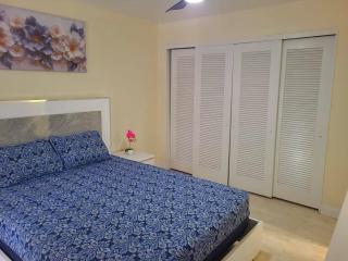 Beautiful Townhouse in gated community with pool and tennis court - close to beach, shops and downtown - 1