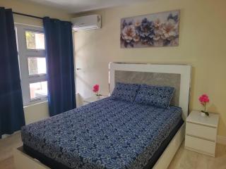 Beautiful Townhouse in gated community with pool and tennis court - close to beach, shops and downtown - 2