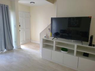 Beautiful Townhouse in gated community with pool and tennis court - close to beach, shops and downtown - 7