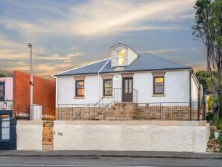 Catherine Cottage Stylish Hobart Stay - 3