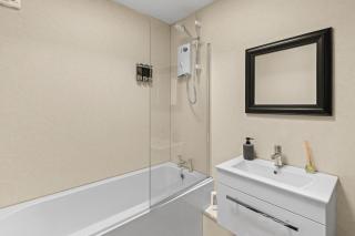 Modern 4 Bedroom House for 9 Guests With Free Parking by The Cosy Corner Nationwide - 3