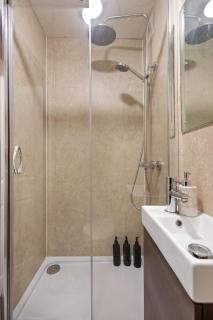 Modern 4 Bedroom House for 9 Guests With Free Parking by The Cosy Corner Nationwide - 2