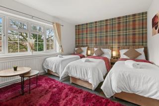 Modern 4 Bedroom House for 9 Guests With Free Parking by The Cosy Corner Nationwide - 7