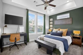 Modern EaDo Stay - 3BR Townhome w Private Deck - 3