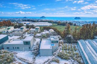 동홍별장 Fantastic Tangerine Orchard, Hallasan View, Private Villa for One Team Only, Large BBQ, Toddler Hot Spring Pool, Large Family, Top Rated Location - 2
