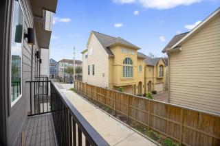 Urban EaDo Retreat - 3BR Townhome w Deck - 2
