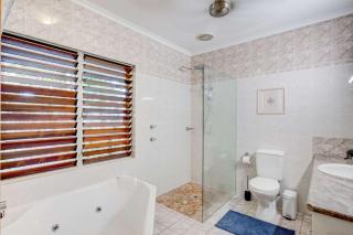 Sandalwood 50m to beach - 1