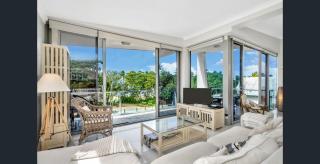 Beachfront Penthouse Dunk Island Views Prime Village Location - 6