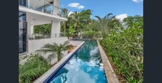 Beachfront Penthouse Dunk Island Views Prime Village Location - 4