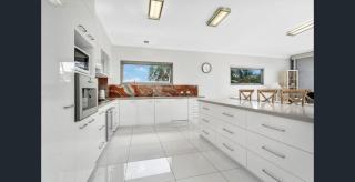 Beachfront Penthouse Dunk Island Views Prime Village Location - 1