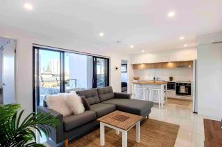 Modern Broadbeach Apartment City View - 9