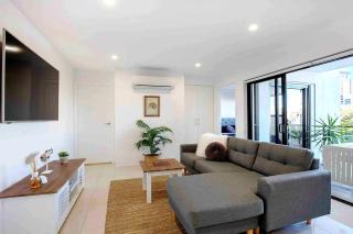 Modern Broadbeach Apartment City View - 7