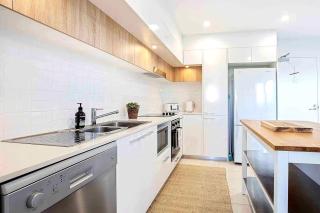 Modern Broadbeach Apartment City View - 4