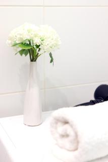 Sunny & Calm Apartment with Free Parking - 9