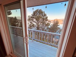 Gautche Point Guesthouse | Lakefront Retreat - 8