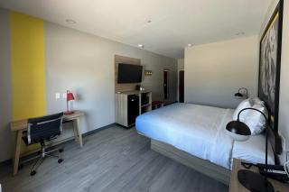 Super 8 by Wyndham Baytown - 4