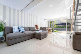 The Wharfside Oasis by the Waves - 8