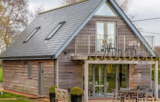 White Cottage Apartment - 8