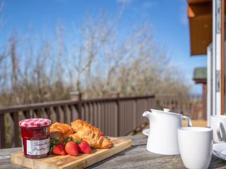 4 Atlantic Crescent - Ukc7112 - 0