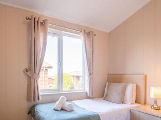 4 Atlantic Crescent - Ukc7112 - 1