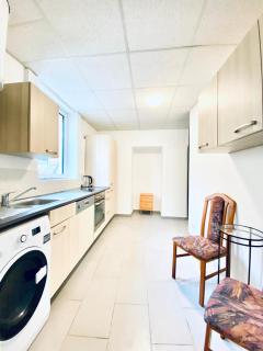 Cozy 3BR Apartment, 6 Minutes to the Train Station - 9
