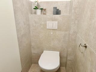 Modern Calm Apartment with Balcony & Free Parking - 4