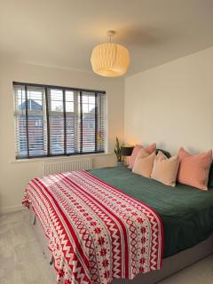 3BR Detached l SuperKing l Parking x2 l Sleeps 7 - 1