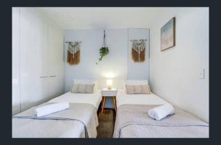 Level 33 Ocean View Apartment - Circle on Cavill - Pool & Gym - 5