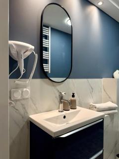 Winter Warsaw 2-Bedroom Apartment with City View Central - 9