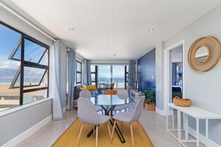 Beachfront Bliss with Pool & Ocean Views - Kaapstad - 5