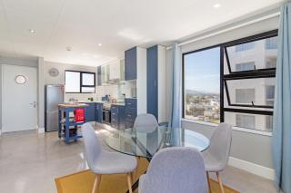 Beachfront Bliss with Pool & Ocean Views - Kaapstad - 2