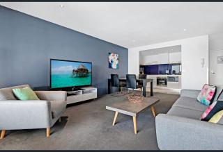 Level 33 Ocean View Apartment - Circle on Cavill - Pool & Gym - 6