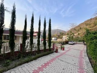Bella Casa, 3BR Villa Mountain Views & PVT Lawn - 2