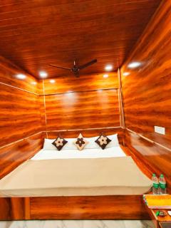 HOTEL OM PALACE NEAR MAHAKALESHWAR TEMPlE - 1